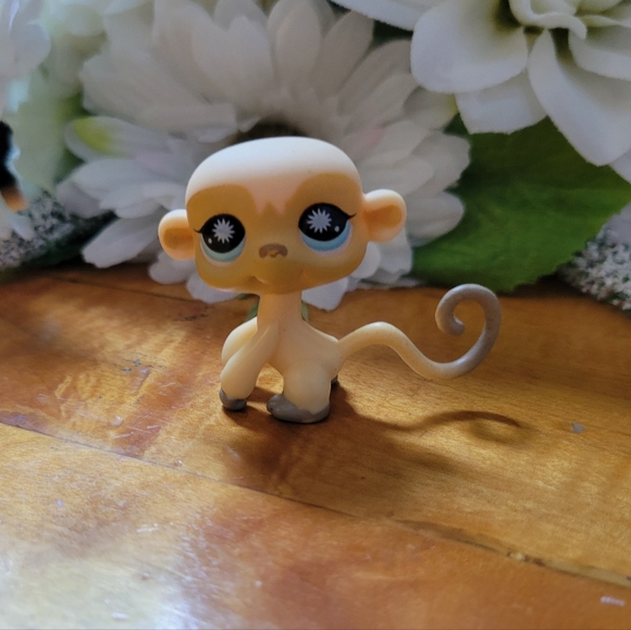 Littlest Pet Shop LPS #834 Monkey Yellow Brown Blue Eyes - Picture 2 of 12
